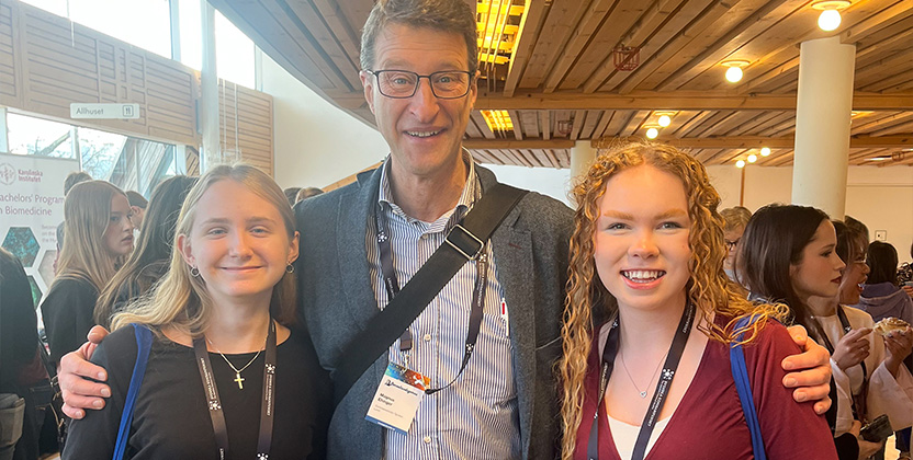 Tre personer som ler.