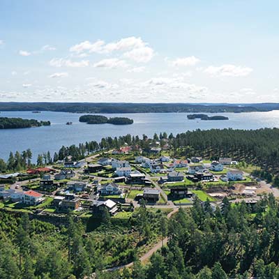 Flygbild över bostadsområdet Norraby med sjö som bakgrund.