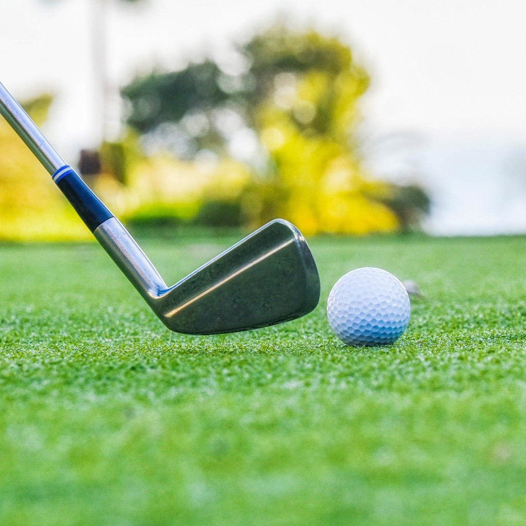 golfklubba och golfboll.