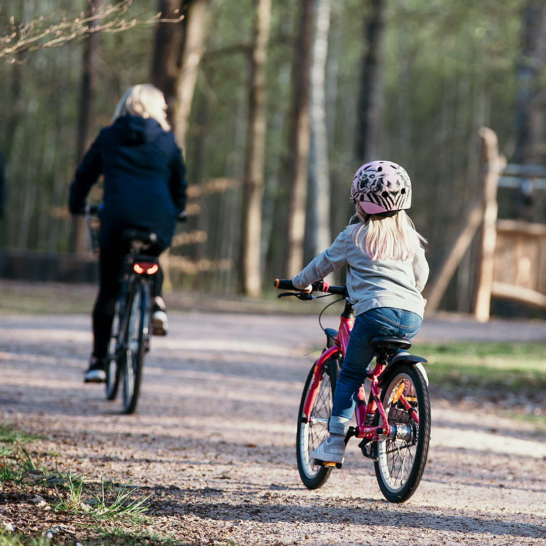 Vuxen och barn cyklar tillsammans
