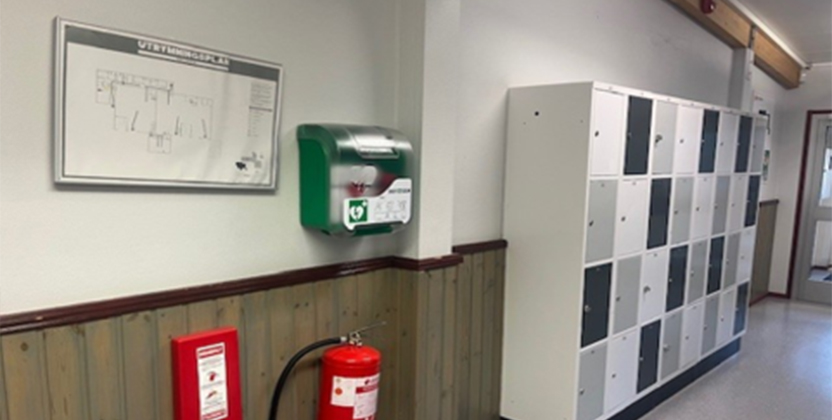 Hjärtstartare Holavedsgymnasiet entren vid BA