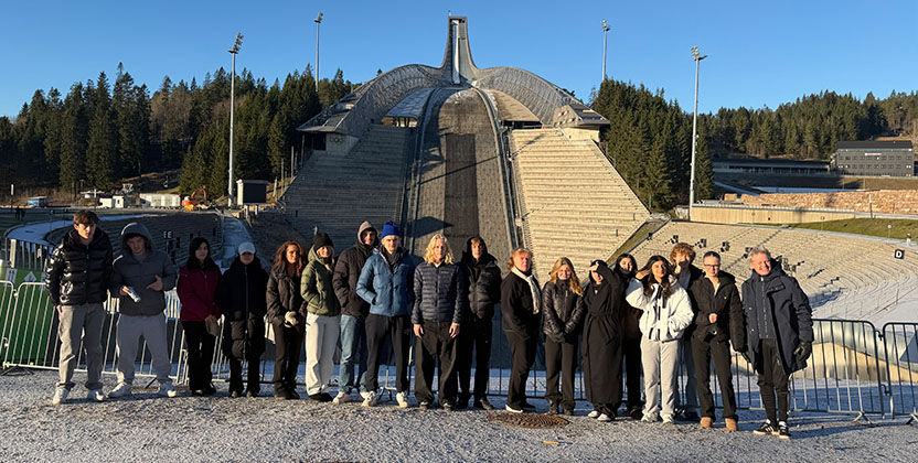 Elever och lärare framför Holmenkollen.