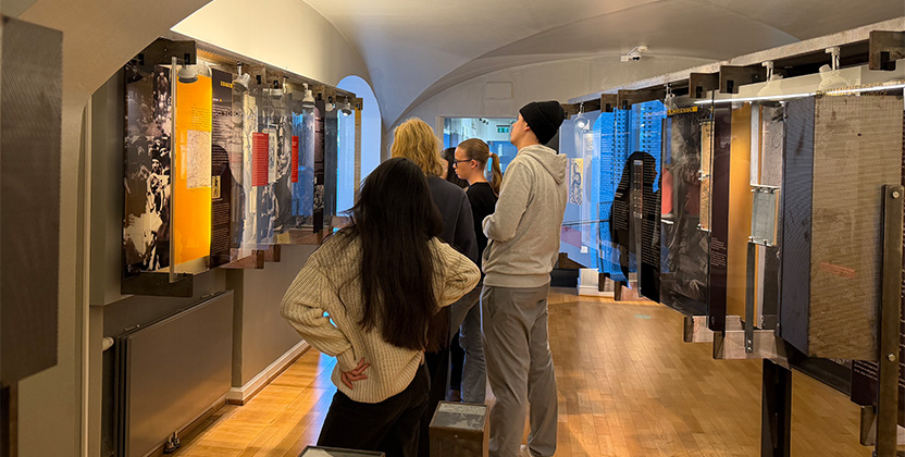 Eleverna inne på Holocaustmuseet.