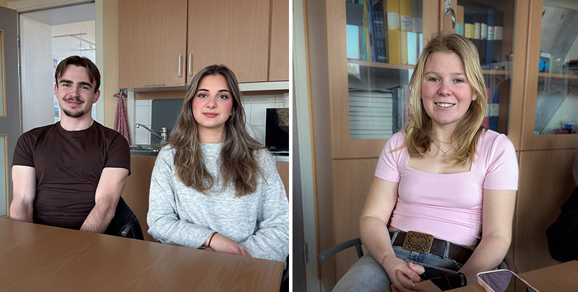 Elever som sitter vid skrivbord i en skola.