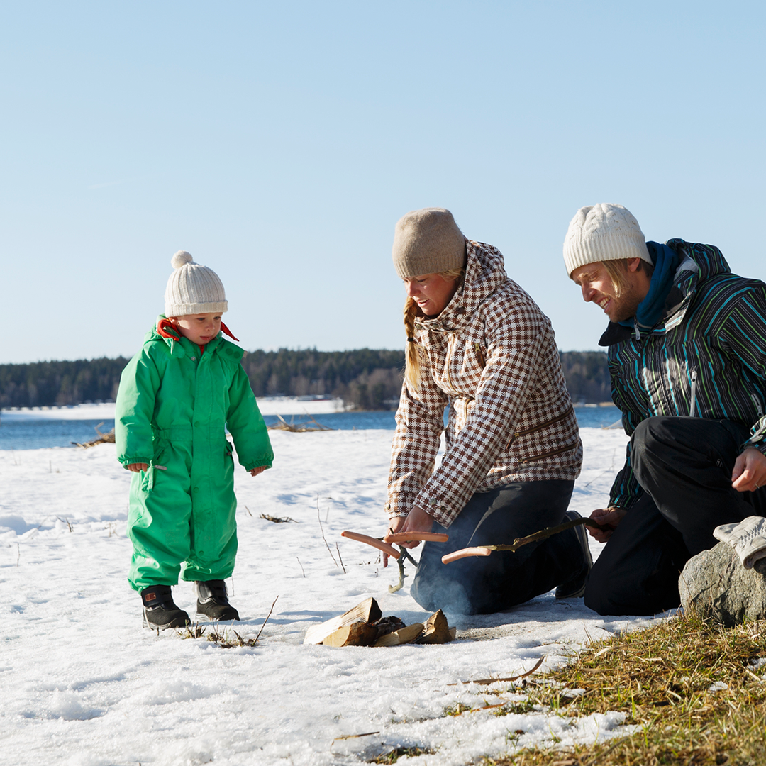 Familj fiskar i en vinterdag