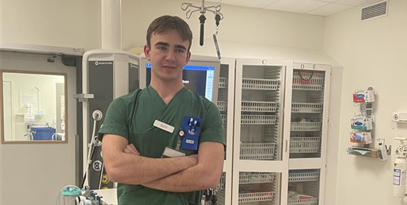 Person i vårdkläder i ett mottagningsrum på ett sjukhus.