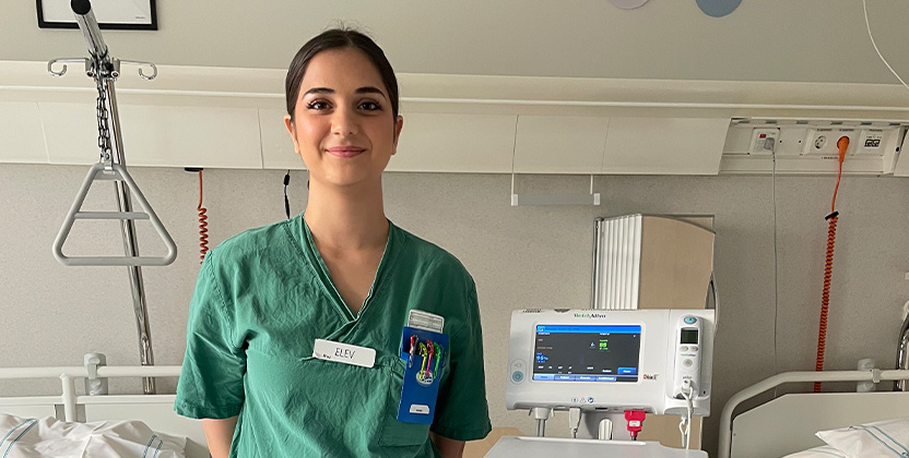 Person i vårdkläder i ett rum på ett sjukhus.