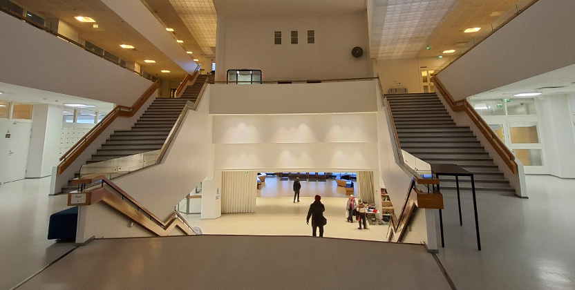 Trappor inuti en gymnasieskola i Finland.