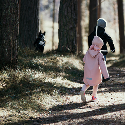 Barn leker i skog.